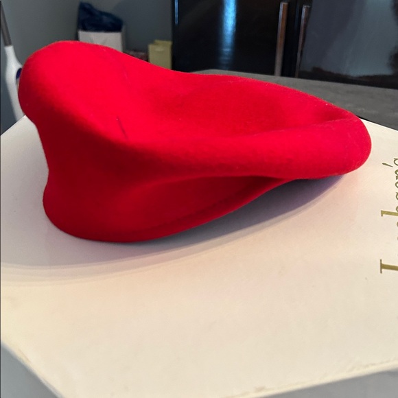 Stylish Beret Set in Red, Green, and Black - Picture 4 of 11